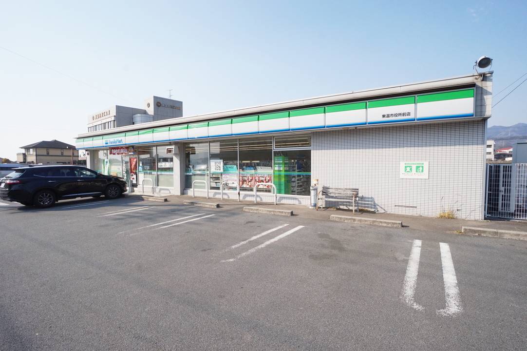 コンビニ　ファミリーマート東温市役所前店（コンビニ）まで818m