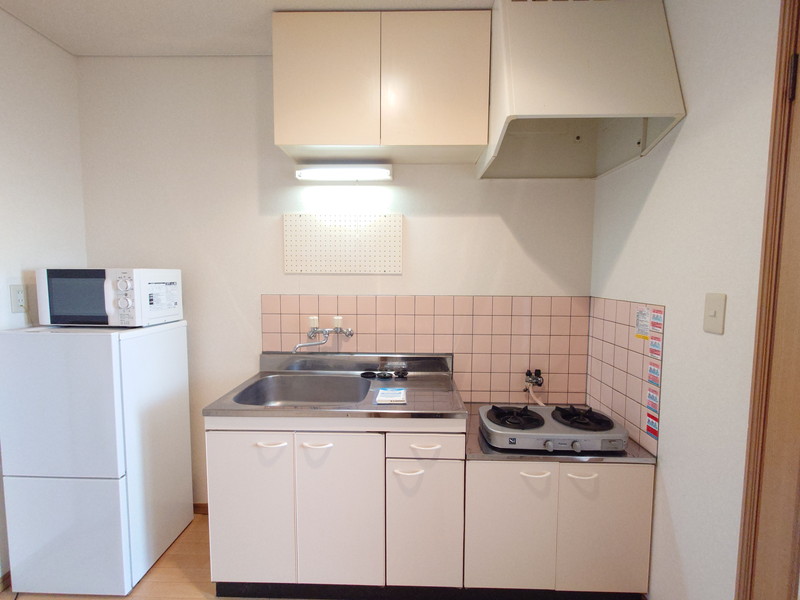 キッチン　2口ガスコンロ・冷蔵庫・電子レンジ設置済み