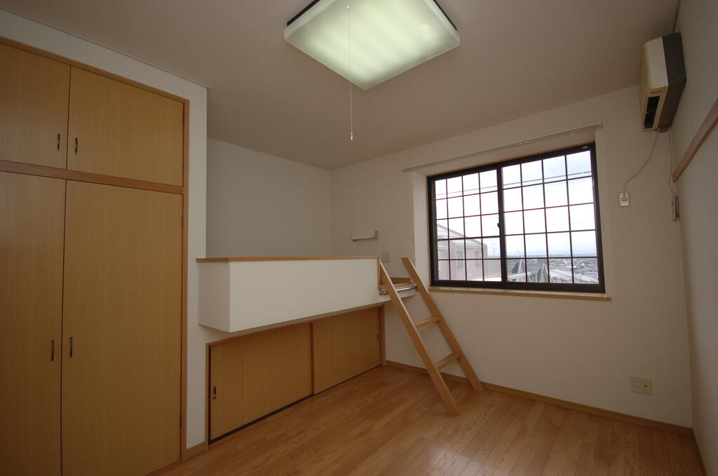 居室・リビング　ロフトが特徴的なお部屋です！