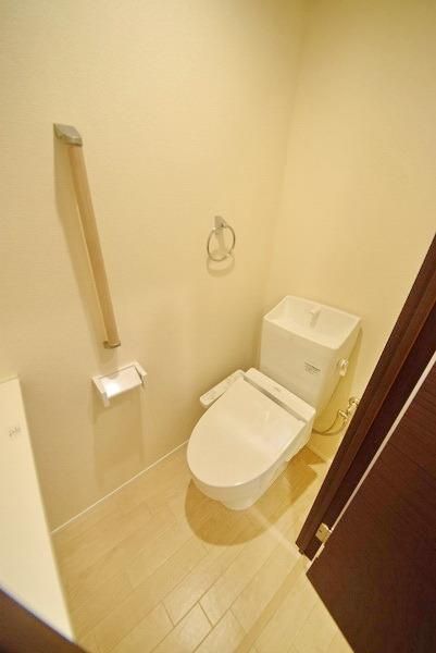 トイレ　温水洗浄便座です