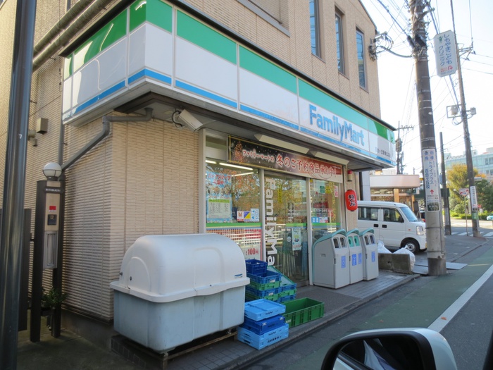 コンビニ　ファミリーマート（コンビニ）まで700m