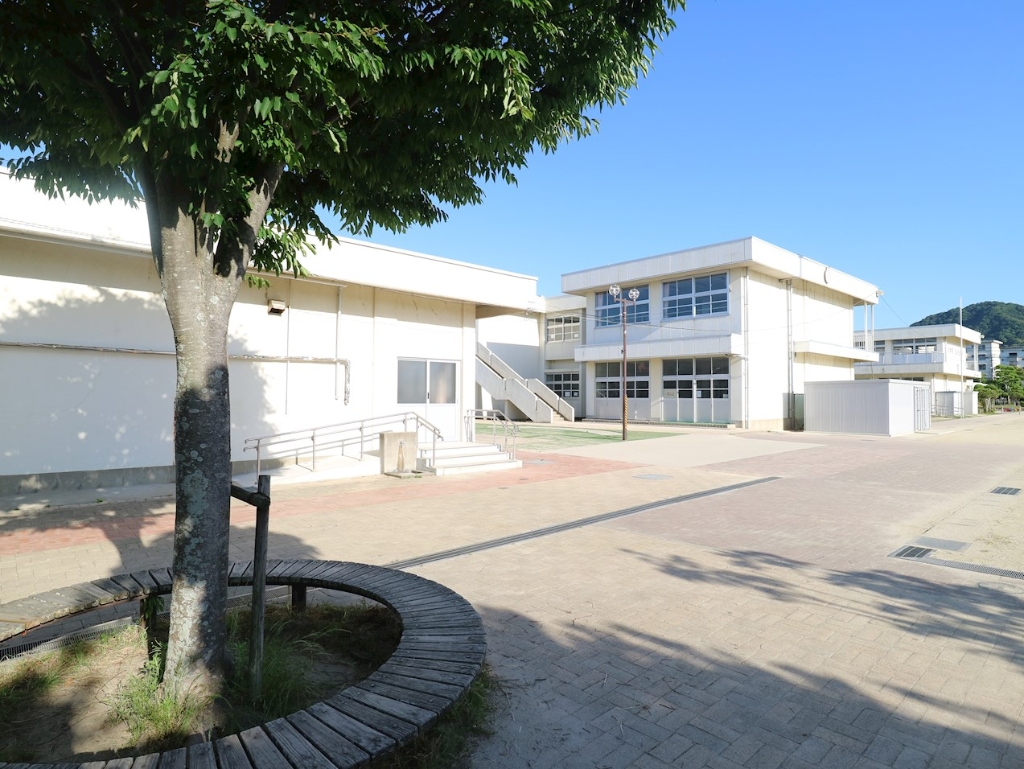 小学校　宗像市立日の里東小学校（小学校）まで445m