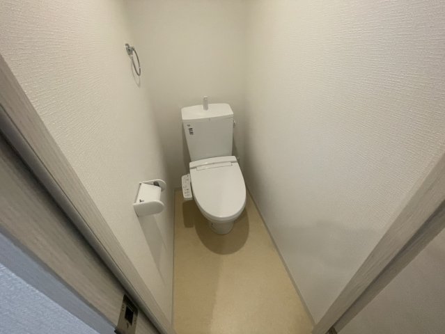 トイレ　落ち着いた色調のトイレです