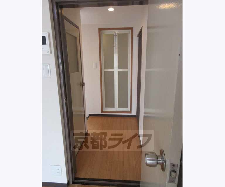 その他部屋・スペース　玄関に向かって写してます・