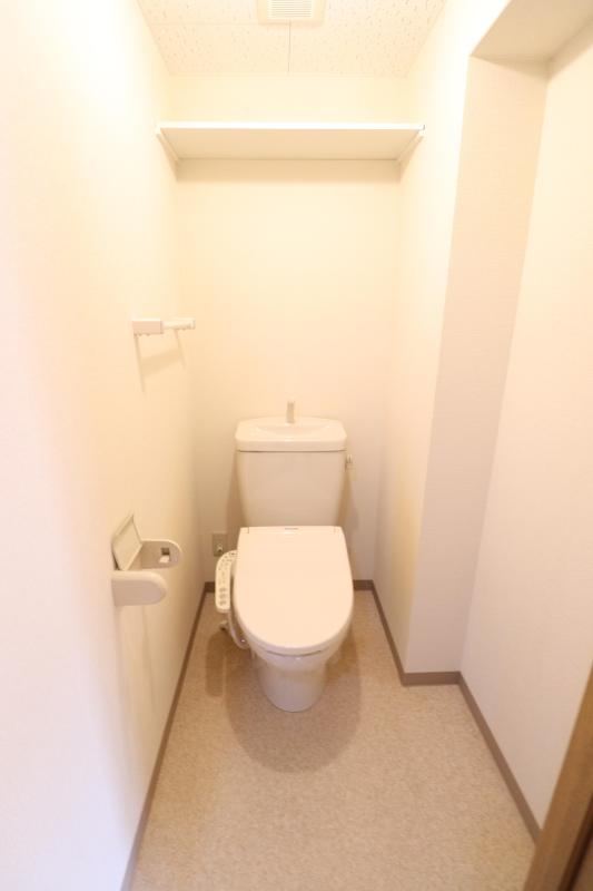 トイレ　トイレは温水洗浄便座付き