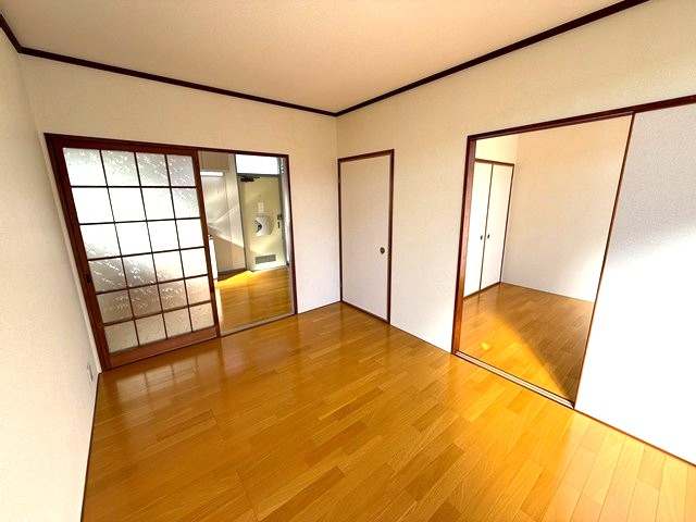 その他部屋・スペース　南向き洋室5帖☆窓側からの眺めです！収納スペースがあります♪