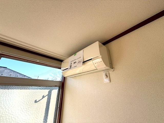 その他設備　洋室5帖のお部屋には暑い夏や寒い冬に大活躍のエアコン付きです