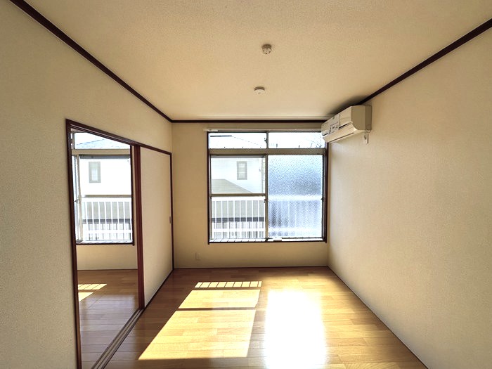 居室・リビング　南向き洋室5帖☆洋室のお部屋は毎日のお手入れもラクラクできち