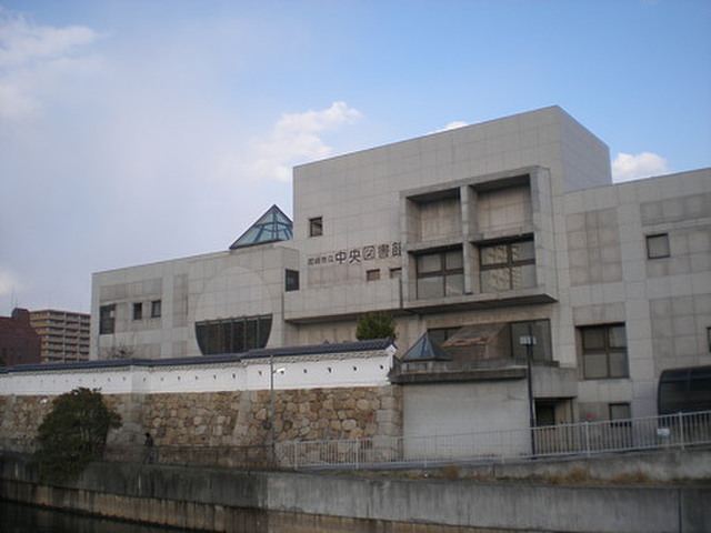 図書館　尼崎市立中央図書館（図書館）まで2412m
