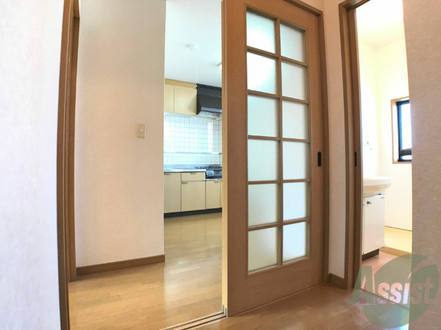 玄関　玄関を入ると通路があり各部屋に行けます。