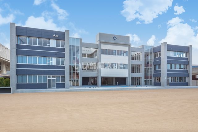 中学校　三原市立第三中学校（中学校）まで467m