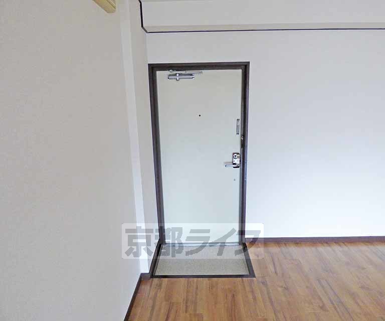 玄関　大きな玄関扉です。