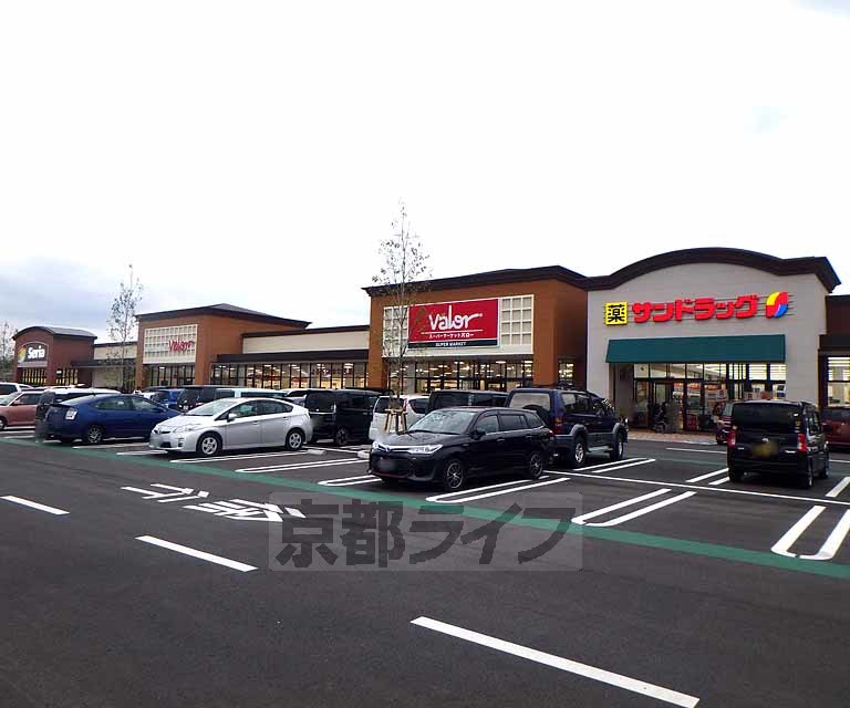 スーパー　バロー木津川店（スーパー）まで483m