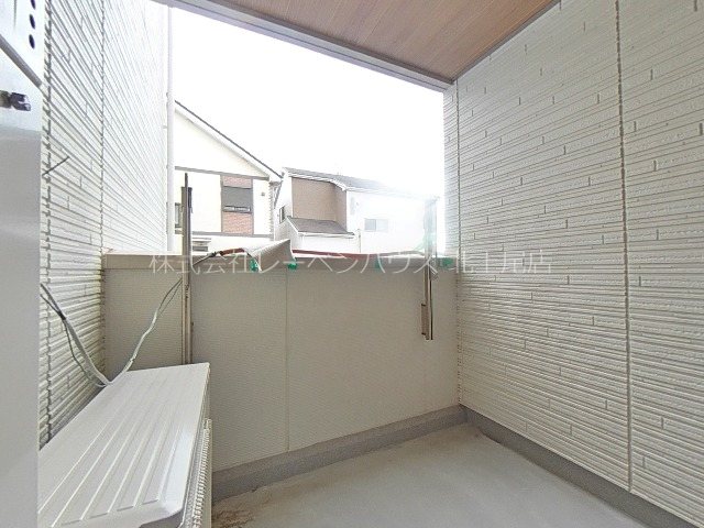 バルコニー　屋根付バルコニー