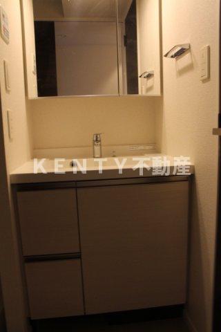 洗面設備　ゆったりとスペースのある洗面所