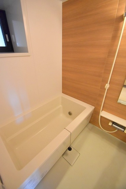 バス・シャワールーム　広々浴室（窓付）