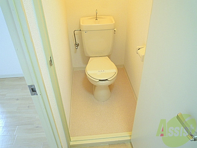 トイレ　ポツンと有るトイレです。そうなんです。お風呂とトイレが別々