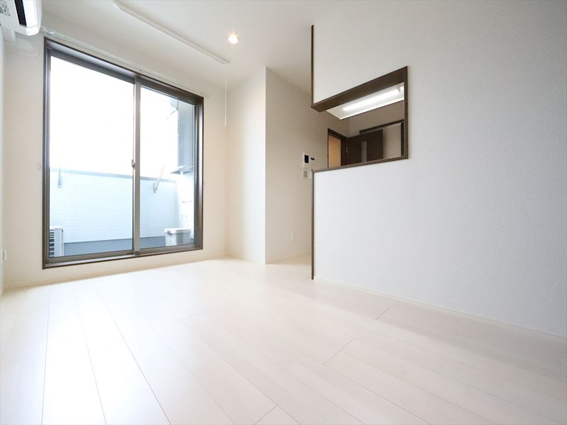 居室・リビング　ＬＤＫ10帖　システムキッチン　エアコン完備　バルコニー