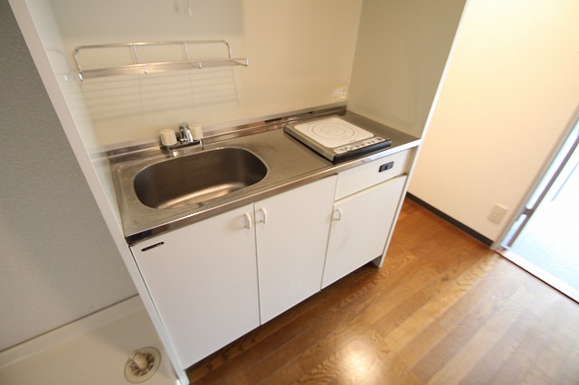 キッチン　IHクッキングヒーターで料理もはかどる。