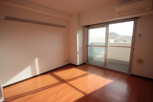 居室・リビング　日当たり良好です。南向きです。