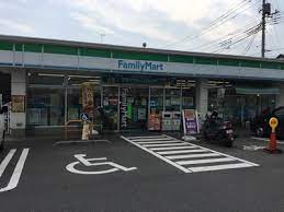 コンビニ　ファミリーマート（コンビニ）まで472m