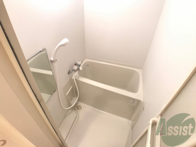 バス・シャワールーム　浴室はシンプル。一人暮らしにはちょうど良いサイズですね。