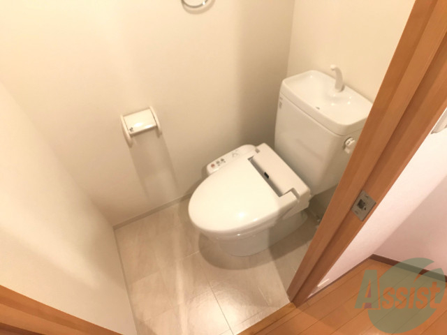トイレ　トイレはウォシュレット機能付きです。安心して使用できますね。