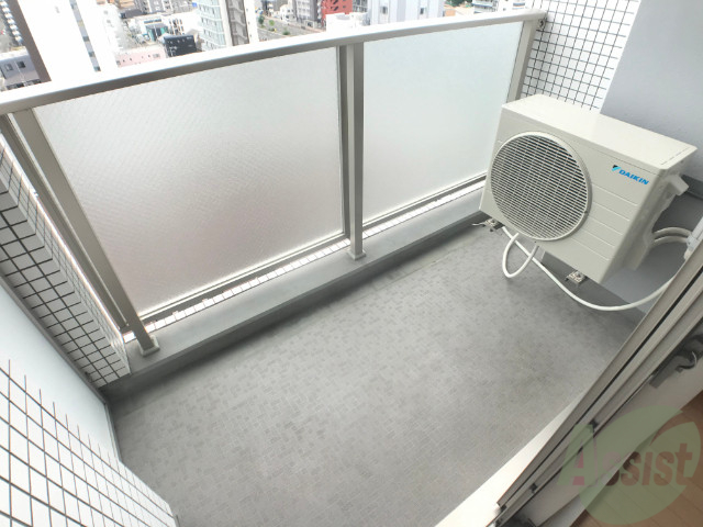 バルコニー　バルコニーは洗濯物を干すのに十分な広さがありますね。