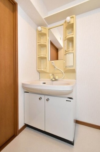 洗面設備　朝の支度はこちらでどうぞ。