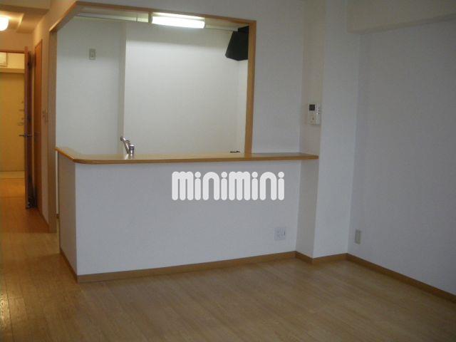 セキュリティ　カウンターキッチンのあるリビング