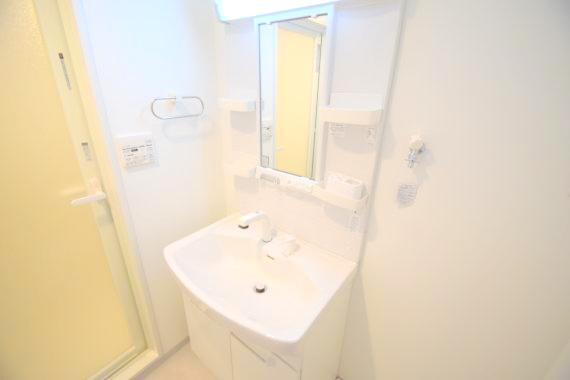 洗面設備　身支度が出来る独立洗面台です。