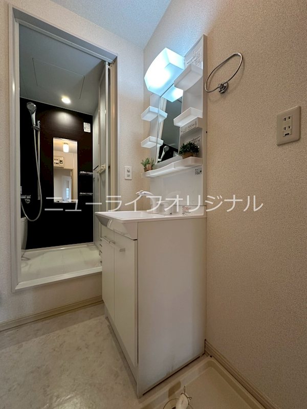 洗面設備　シャワーノズル付で身支度も、洗面台回りのお掃除もラクチン。