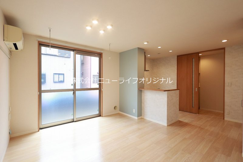 居室・リビング　対面キッチンのあるリビングで、会話が弾みそうです♪