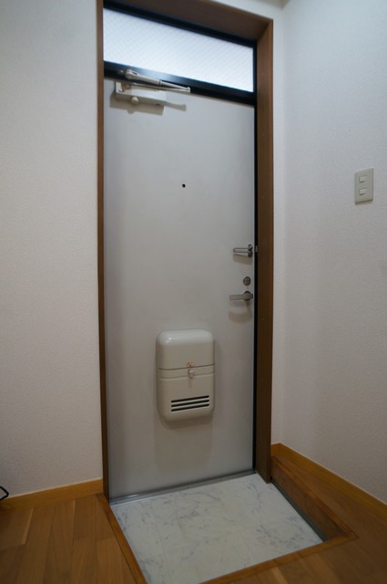 玄関　自然光のはいる、小窓付きの玄関です♪
