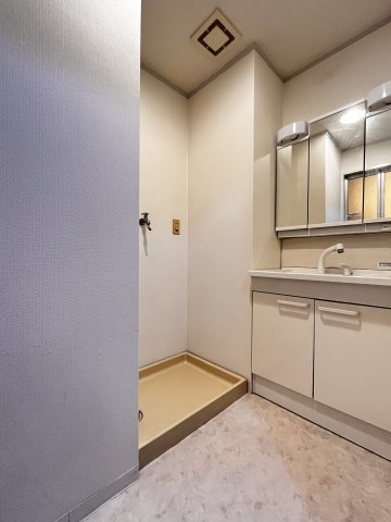 洗面設備　新品の三面鏡付洗面化粧台です