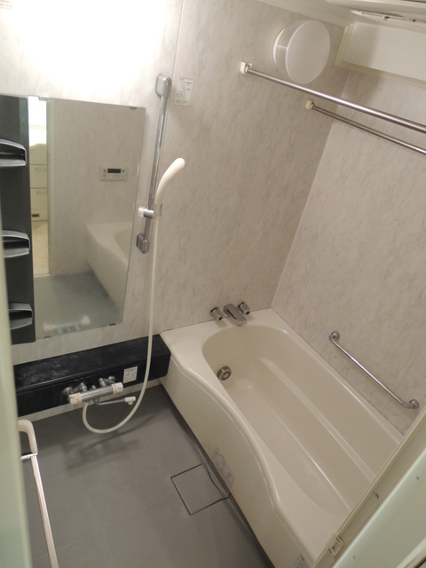 バス・シャワールーム　嬉しい追い焚き・浴室乾燥機付きです♪