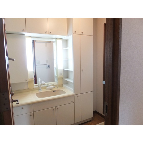 洗面設備　コンパクトで使いやすい洗面所