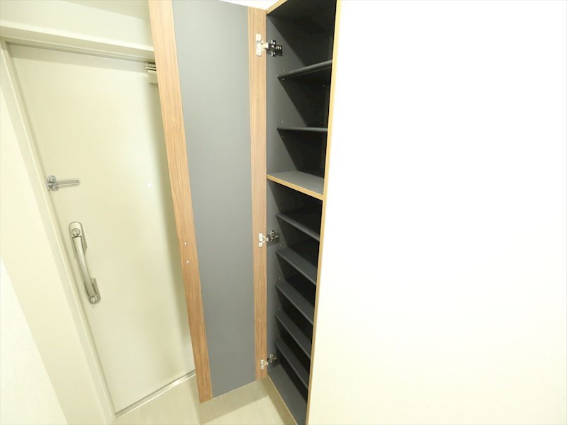 玄関　玄関　シューズボックス付（収納充実してます）