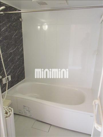 バス・シャワールーム　一日の疲れを癒すゆったりサイズのバスルーム。