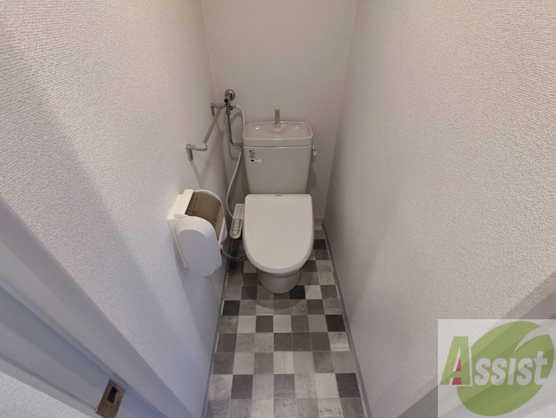 トイレ　ウォシュレット機能がついたトイレです。安心して使用できますね