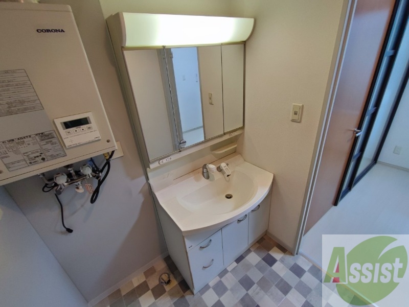 洗面設備　シャンプードレッサー。身支度はここでばっちりですね。