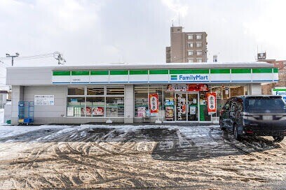 コンビニ　ファミリーマート札幌栄通店（コンビニ）まで180m