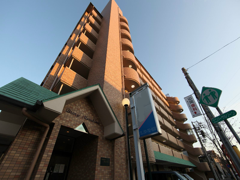 建物外観　外観　防犯カメラ　外壁タイル張り　敷地内平面駐車場