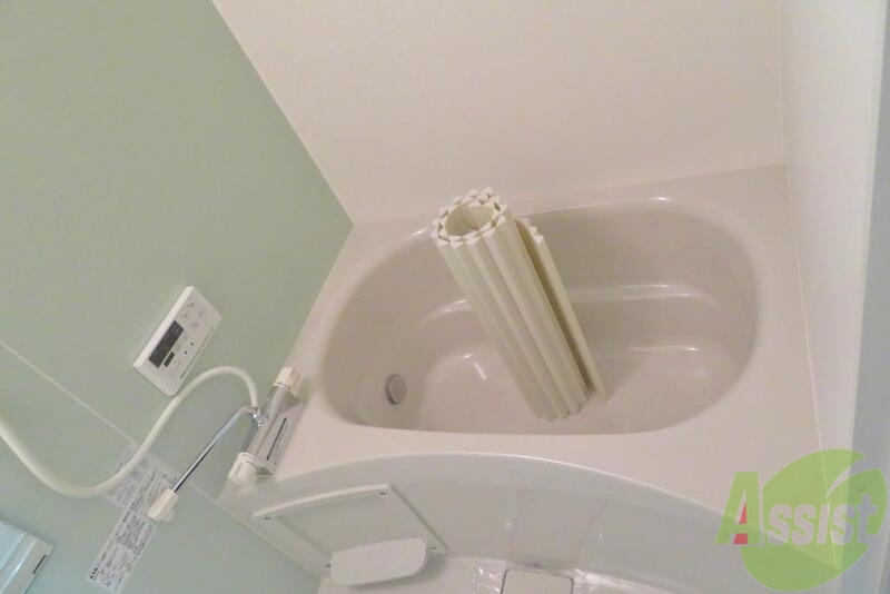 バス・シャワールーム　バス・トイレ別で追焚機能も付いて便利です。