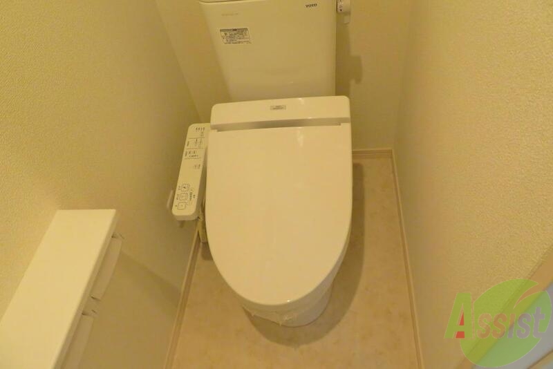 トイレ　バス・トイレ別、温水洗浄便座付きで清潔に使えます。