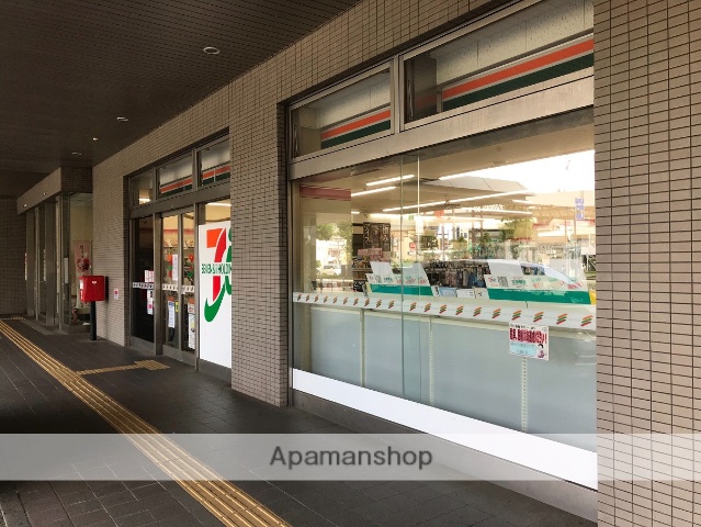 コンビニ　セブンイレブン（コンビニ）まで215m