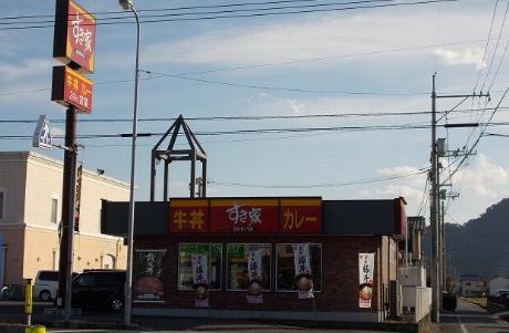 飲食店　すき家（飲食店）まで384m