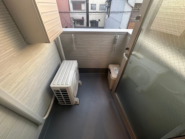 バルコニー　単身さんにちょうどいいサイズのバルコニー。