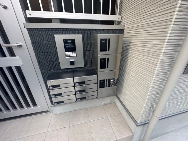 ロビー　ロビーにある各部屋毎のメールボックス。