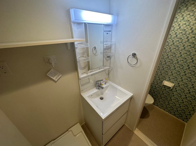 洗面設備　人気の独立洗面所にはうれしいシャンプードレッサーが付いてます